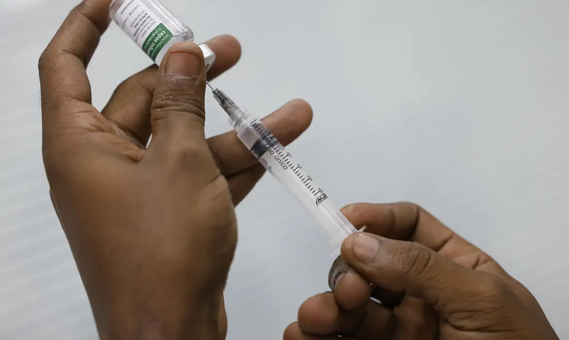 Vacinação contra gripe começa neste sábado em quatro regiões; saiba quem pode se vacinar