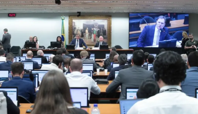 CCJ aprova PEC do fim da jornada de trabalho 6×1 e tema avança na Câmara